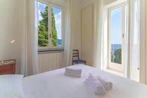 3 chambres, fer et planche à repasser