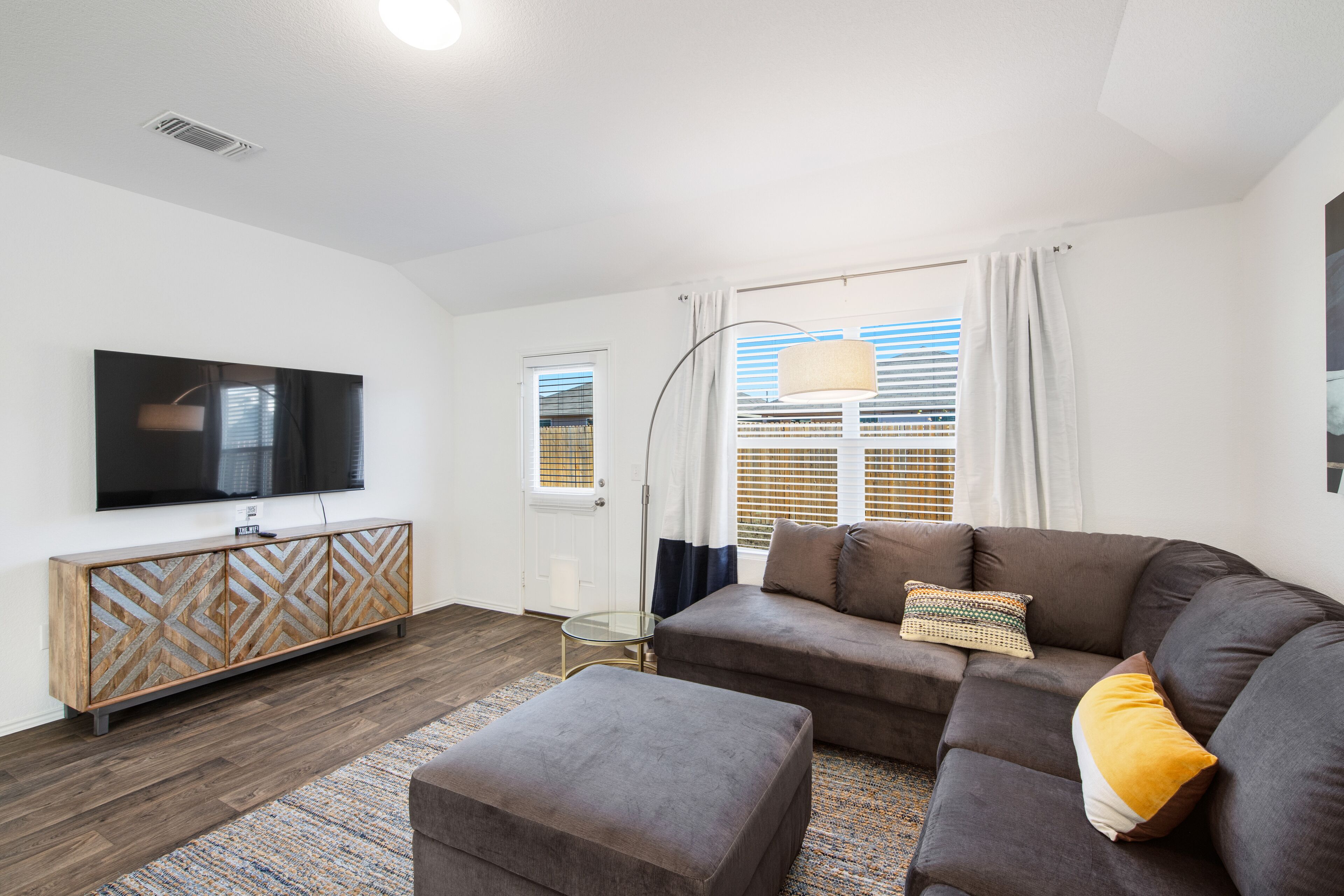 Ground-floor home with foosball table, washer/dryer, AC, enclosed patio & WiFi