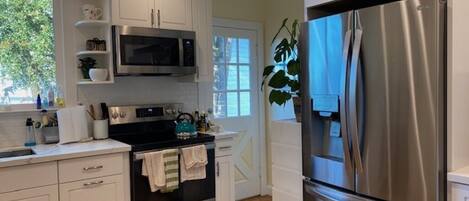 Refrigerador, microondas, horno, placa de cocina