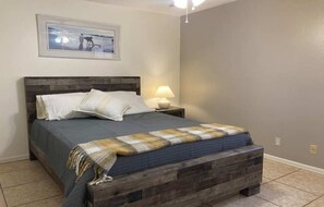 2 bedrooms, WiFi, bed sheets - Dog lover's and dilettante's delight! (Rio Rancho)