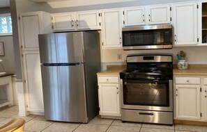 Fridge, microwave, oven, stovetop - Dog lover's and dilettante's delight! (Rio Rancho)