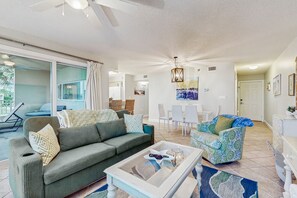 TV - Gulf-view condo with balcony, outdoor pool, gym, tennis, AC - snowbird-friendly (Destin)