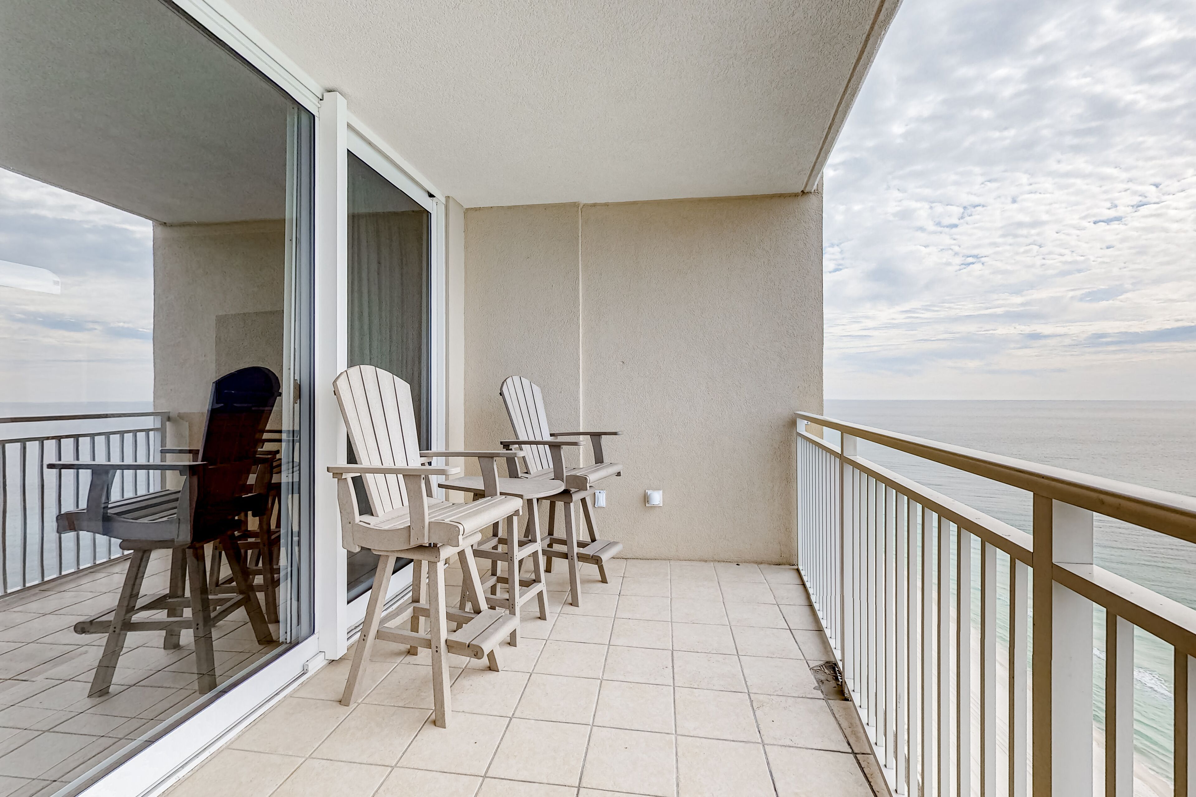 Oceanfront, 23rd-Floor Condo with High-Speed WiFi, and Shared Pool & Hot Tub
