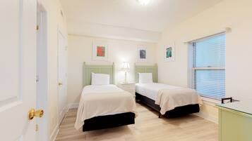 2 bedrooms, iron/ironing board, Internet, bed sheets