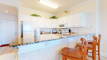 Een koelkast, een magnetron, een oven, een kookplaat