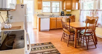 Creekside Cabin with Free WiFi, Firepit, Full Kitchen, & Private W/D - Dogs OK