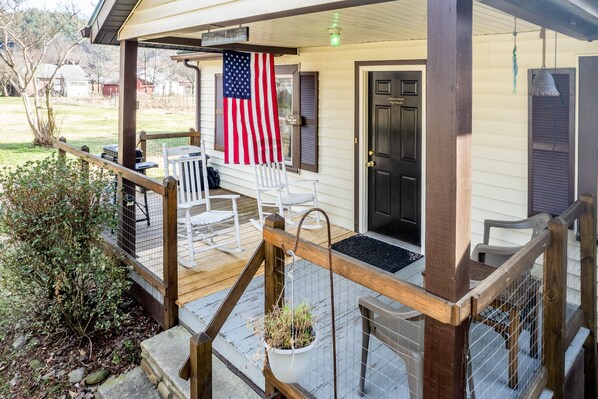 Terrace/patio - Creekside Cabin with Free WiFi, Firepit, Full Kitchen, & Private W/D - Dogs OK (Bryson City)