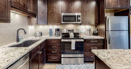 Mountain-View Condo with WiFi and Fireplace - Pool, Hot Tubs, Tennis, and Sauna