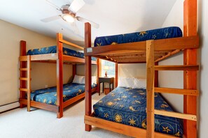 3 bedrooms, desk, iron/ironing board, internet - Cozy, Dog-Friendly Home with High-Speed WiFi & Deck (Jackson)
