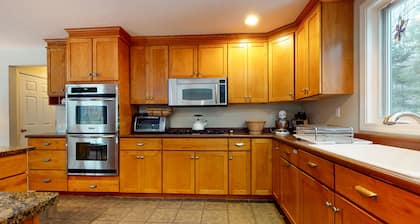 Cozy, Dog-Friendly Home with High-Speed WiFi & Deck