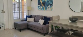 Casa linda, segura, cerca de todo, con estacionamiento, agradable patio, netflix