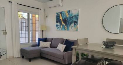 Casa linda, segura, cerca de todo, con estacionamiento, agradable patio, netflix