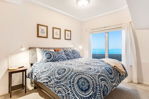 2 bedrooms, desk, WiFi, bed sheets