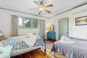 6 bedrooms, desk, iron/ironing board, Internet