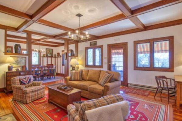 Televisión y chimenea 