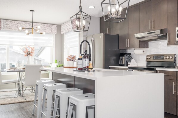 Refrigerador, microondas, horno y parrilla de estufa 