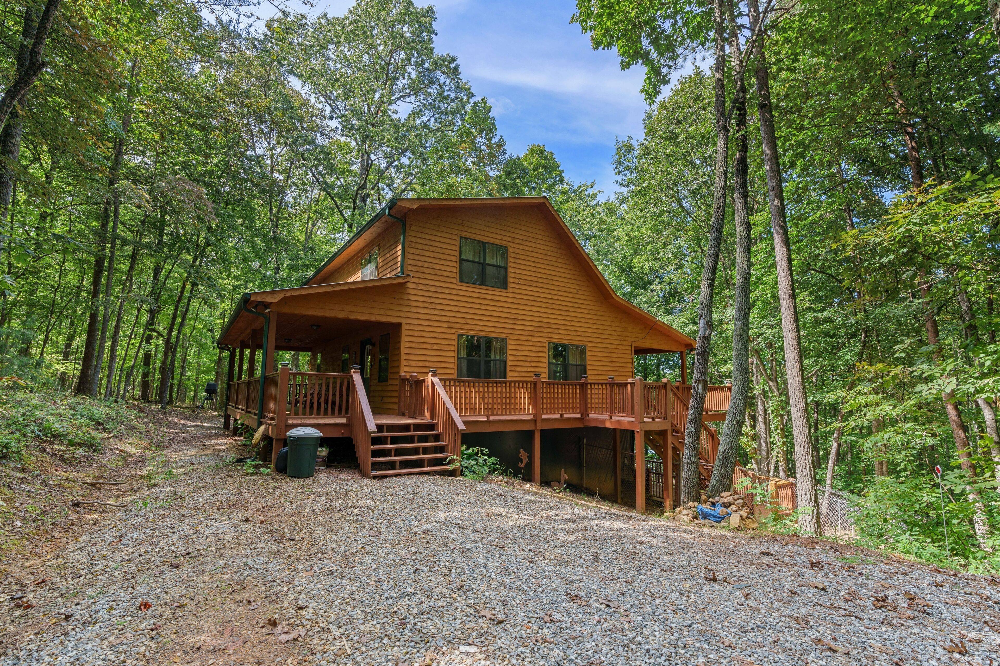 Beautiful dog-friendly cabin with two wraparound decks, full kitchen & games