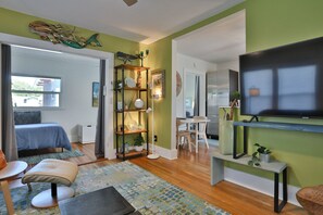 2 bedrooms, desk, iron/ironing board, free Internet