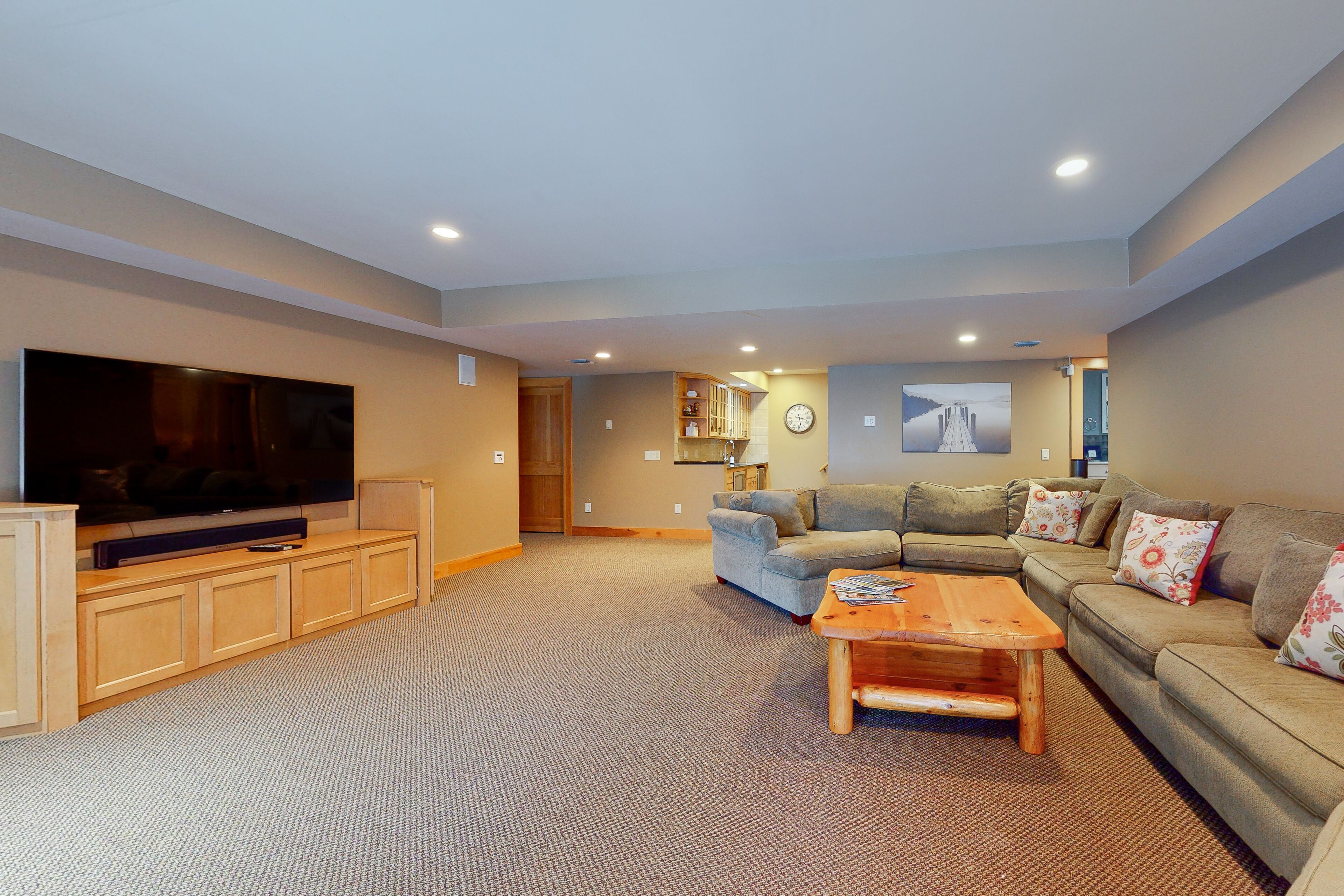 Lake view luxury home - AC, pool table, snowbird-friendly, high-speed WiFi & W/D