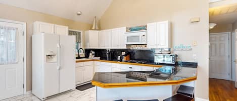Geladeira, micro-ondas, fogão, cooktop