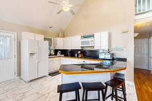 Frigorifero, microonde, forno, piano cottura