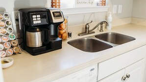 Kaffetrakter/tekoker, kjøleskap, mikrobølgeovn og ovn