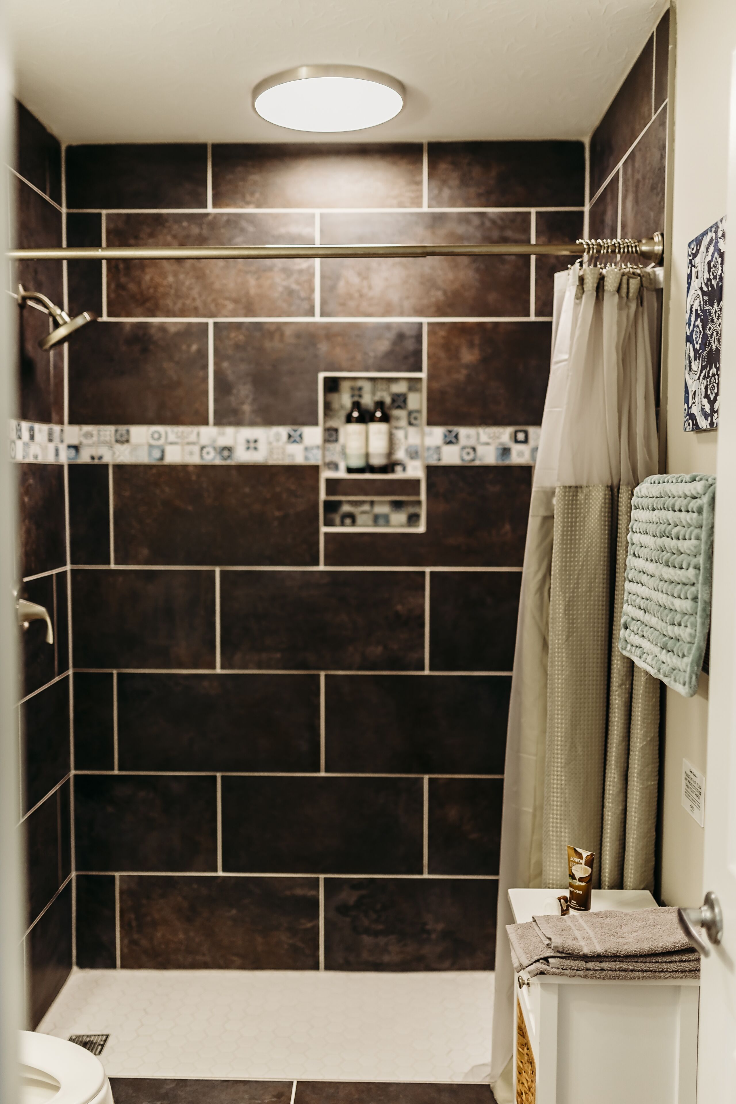 Ensemble douche/baignoire, sèche-cheveux, serviettes fournies, savon