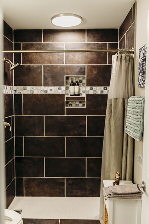 Combined shower/tub, hair dryer, towels, soap - Bluegrass Beauty--5 bedroom 3 bath home: Creation Museum, ARK and CVG Airport (Burlington)