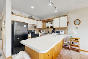 Jääkaappi, mikroaaltouuni, uuni, liesi