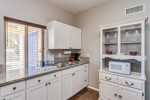 Full-sized fridge, microwave, oven, coffee/tea maker