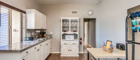 Großer Kühlschrank, Mikrowelle, Ofen