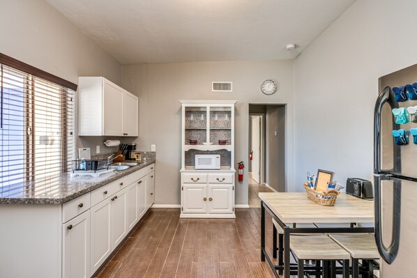 Full-sized fridge, microwave, oven, coffee/tea maker