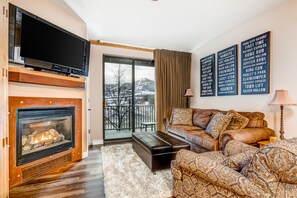 TV, fireplace, DVD player, table tennis - Plush condo with pool, gym, hot tubs, garage & central AC - snowbird-friendly (Heber City)