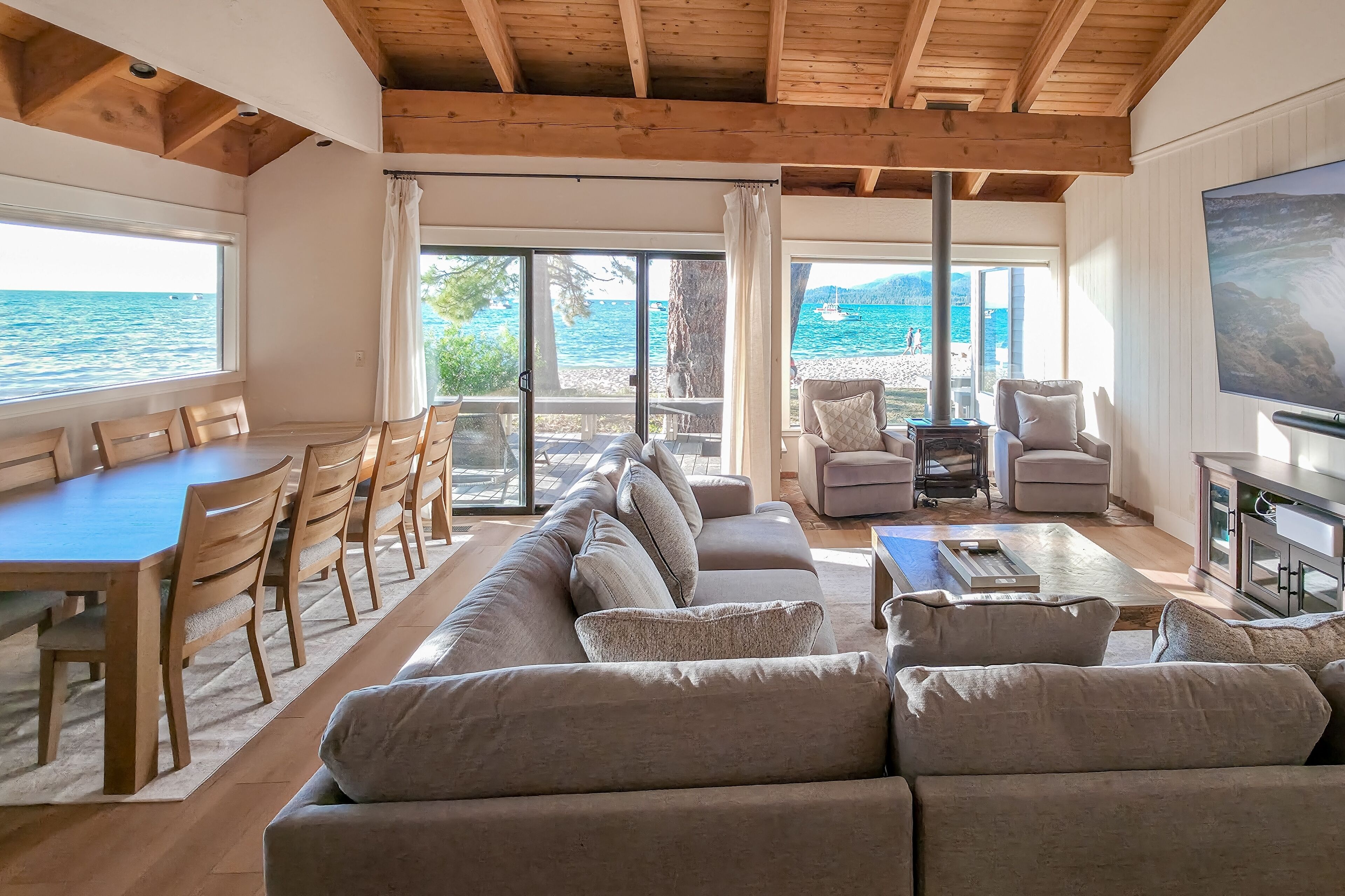 Télévision, cheminée, livres, services de streaming