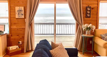 Dog-friendly oceanfront home with large deck, high-speed WiFi, washer/dryer & AC