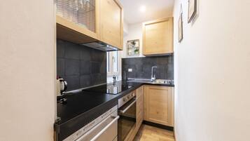 Frigorifero, forno, piano cottura, lavastoviglie