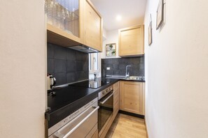 Frigorifero, forno, piano cottura, lavastoviglie