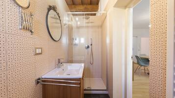 Dusche, Haartrockner, Bidet, HandtĂŒcher