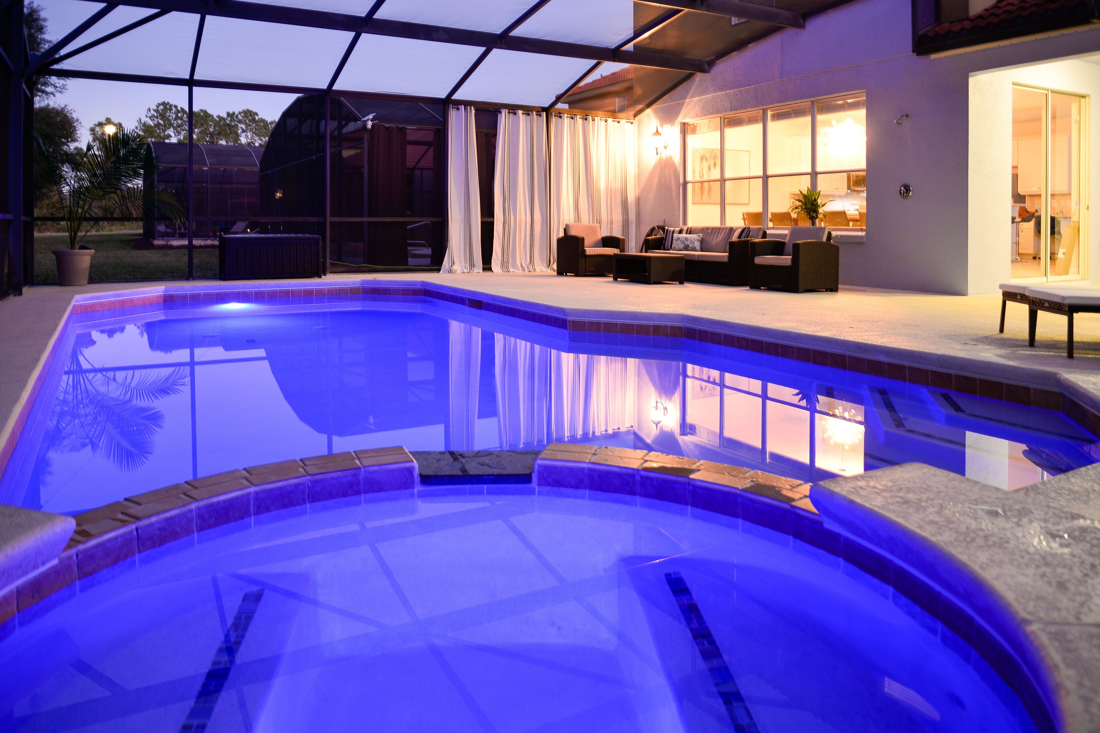 Designer multi-family home near theme parks w/pool & spa