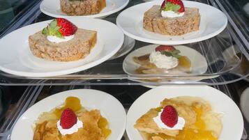 Sarapan prasmanan di akhir pekan (USD 15.99 per orang)