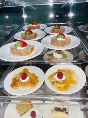 Desayuno buffet los fines de semana (USD 15.99 por persona)