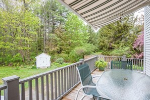 Outdoor dining - Idyllic Retreat near the Beach with Fast WiFi, Two Living Areas & Full Kitchen (Kennebunk)