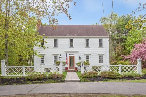 Idyllic Retreat near the Beach with Fast WiFi, Two Living Areas & Full Kitchen