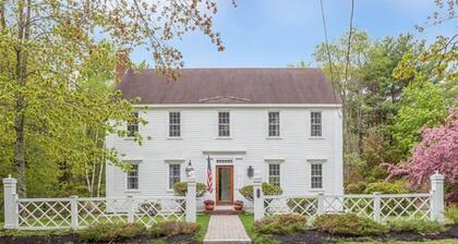 Idyllic Retreat near the Beach with Fast WiFi, Two Living Areas & Full Kitchen