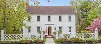 Idyllic Retreat near the Beach with Fast WiFi, Two Living Areas & Full Kitchen