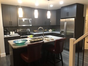 Geladeira, micro-ondas, fogão, cooktop