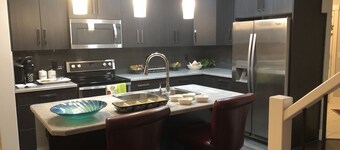 Cheerful and beautiful 3 bedroom house close to lake