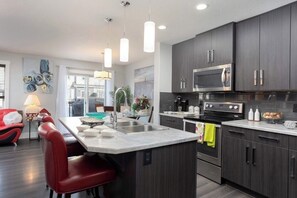 Fridge, microwave, oven, stovetop - Cheerful and beautiful 3 bedroom house close to lake (Edmonton)