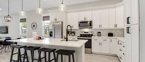 Frigorífico, microondas, horno y placa de cocina