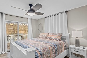 6 bedrooms, free WiFi, bed sheets - Lake House - Six Bedroom House, Sleeps 14 (Sunrise Beach)